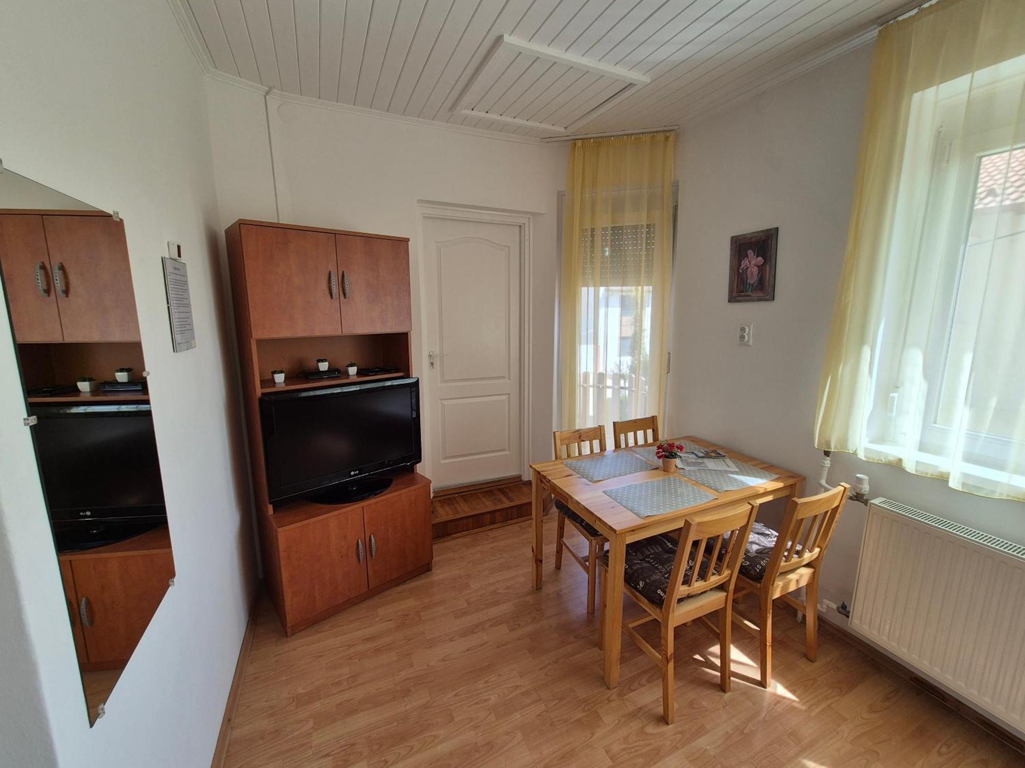 Roxanna Apartman Gyula Eksteriør billede